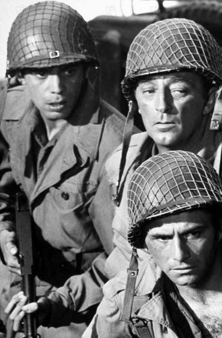 Robert Mitchum (Dick Ennis (war correspondent, International Press)), Peter Falk (Cpl. Jack Rabinoff), Reni Santoni (Pvt. Movie) zdroj: imdb.com