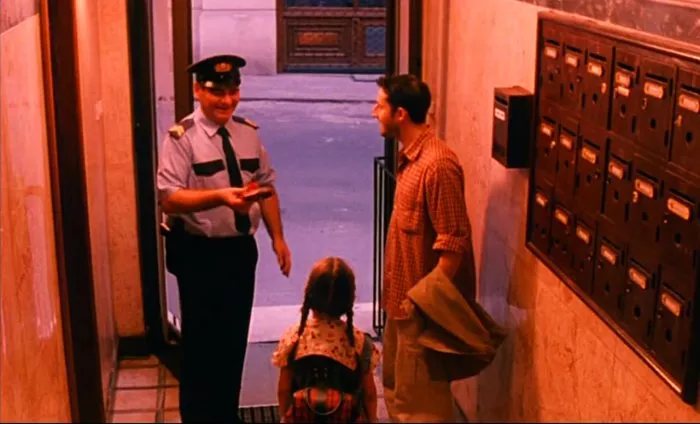Mrtav 'ladan (2002) - Priglupi policajac
