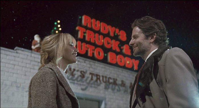 Bradley Cooper (Neil Walker), Jennifer Lawrence (Joy) zdroj: imdb.com