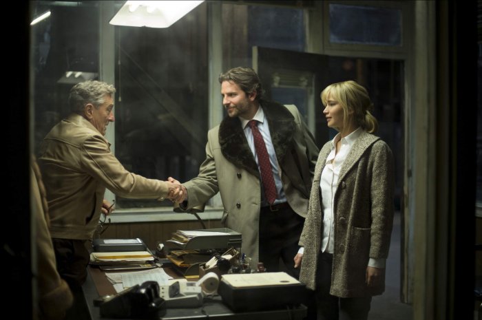 Robert De Niro (Rudy), Bradley Cooper (Neil Walker), Jennifer Lawrence (Joy) zdroj: imdb.com