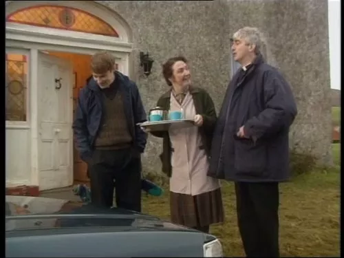 Pauline McLynn (Mrs. Doyle), Dermot Morgan (Father Ted Crilly), Ardal O’Hanlon zdroj: imdb.com