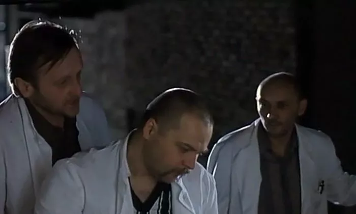 Bogdan Diklic (Bolnicar I), Radoslav ’Rale’ Milenkovic (Doktor), Nikola Pejakovic (Bolnicar II) zdroj: imdb.com