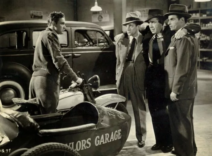 Humphrey Bogart (Chuck Martin), William Holden (Tim Taylor), Mack Gray (Henchman Seated at Party), Marc Lawrence (Lefty) zdroj: imdb.com