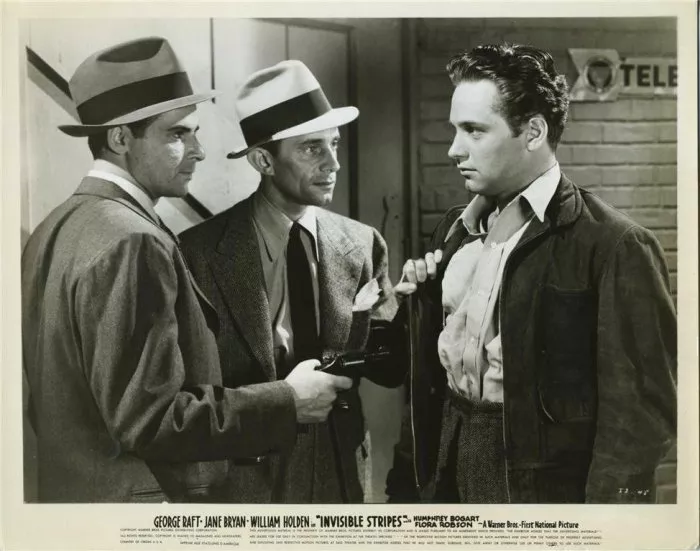 William Holden (Tim Taylor), Mack Gray (Henchman Seated at Party), Marc Lawrence (Lefty) zdroj: imdb.com