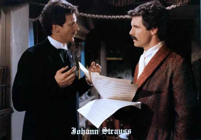 Mathieu Carrière (Eduard Strauss), Oliver Tobias (Johann Strauss) zdroj: imdb.com