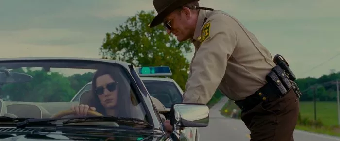 Ralph Brown (Sheriff), Mia Wasikowska (India Stoker) zdroj: imdb.com