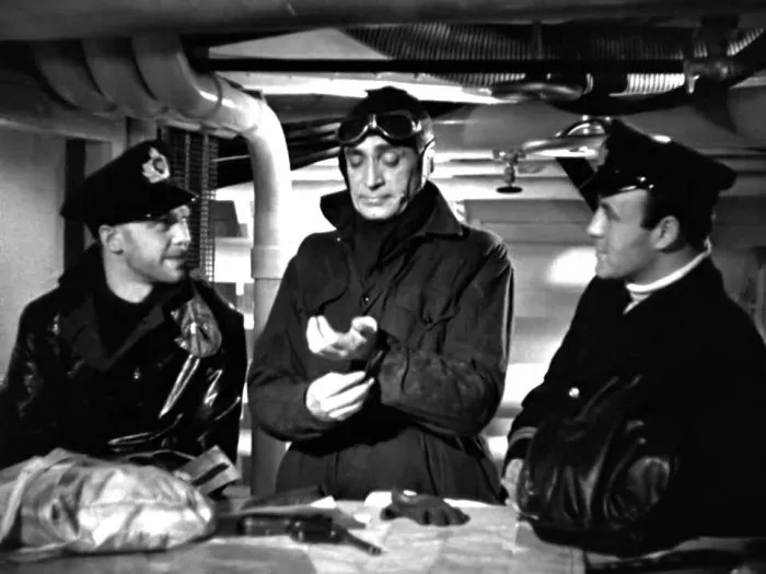 Marius Goring (Schuster), Torin Thatcher (Submarine Officer), Conrad Veidt (Captain Hardt) zdroj: imdb.com