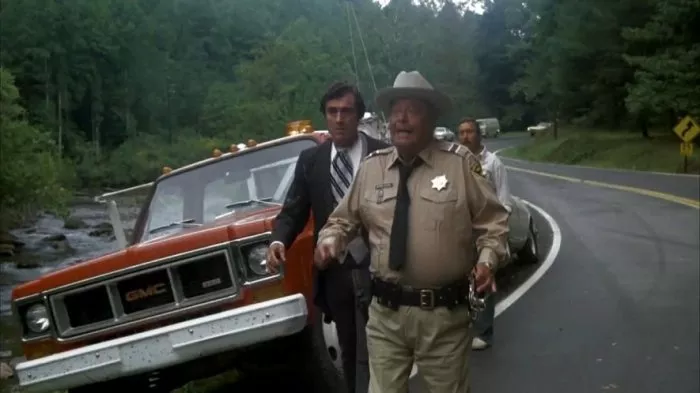 Jackie Gleason (Sheriff Buford T. Justice of Portague County), Mike Henry (Junior) zdroj: imdb.com