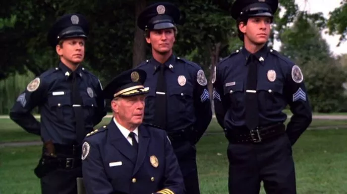 Steve Guttenberg (Sgt. Mahoney), George Gaynes (Comdt. Lassard), Scott Thomson (Sgt. Copeland), Brant von Hoffman (Sgt. Blanks) zdroj: imdb.com