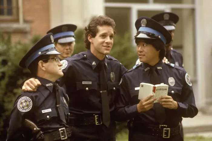 Steve Guttenberg (Sgt. Mahoney), Tim Kazurinsky (Cadet Sweetchuck), Brian Tochi (Cadet Nogata) zdroj: imdb.com