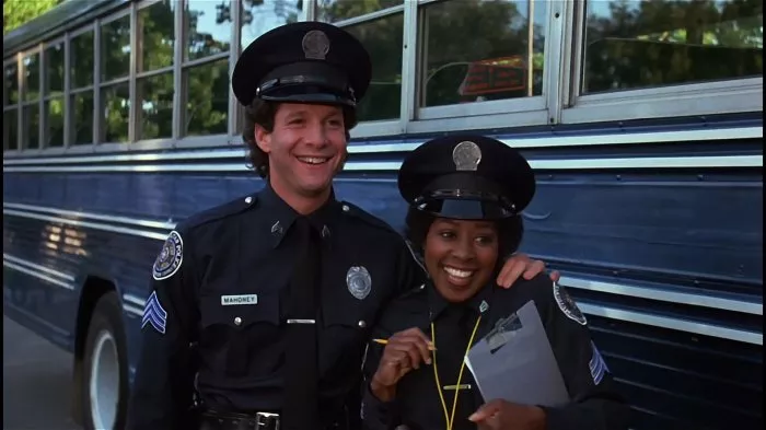 Steve Guttenberg (Sgt. Mahoney), Marion Ramsey (Sgt. Hooks) zdroj: imdb.com