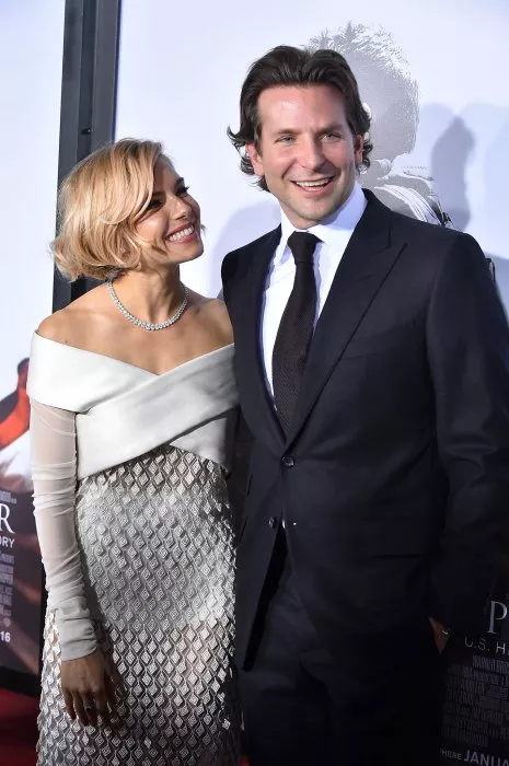 Bradley Cooper (Chris Kyle), Sienna Miller (Taya) zdroj: imdb.com 
promo k filmu