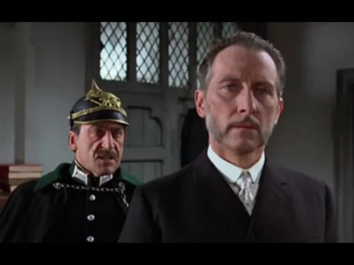Peter Cushing (Dr. Namaroff), Patrick Troughton (Inspector Kanof) zdroj: imdb.com