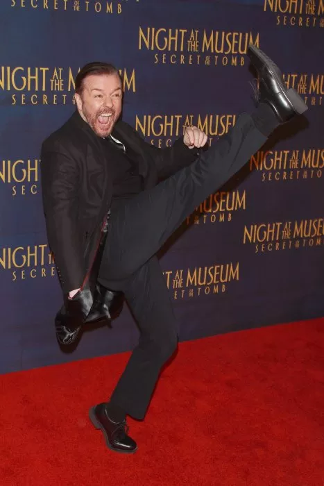 Ricky Gervais (Dr. McPhee) zdroj: imdb.com 
promo k filmu
