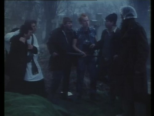 Terry Jones (Drunk Vicar), Adrian Edmondson (Vyvyan), Gareth Hale (Gravedigger), Norman Pace (Gravedigger), Nigel Planer (Neil), Christopher Ryan (Mike) zdroj: imdb.com