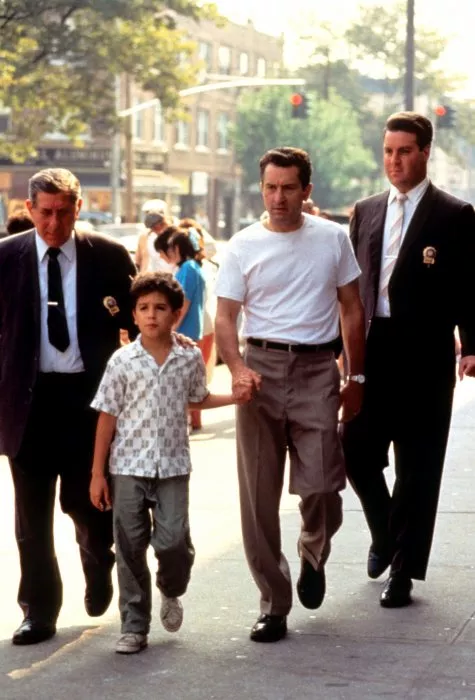 Robert De Niro (Lorenzo), Francis Capra (Calogero (Age 9)), Phil Foglia (Detective Vella), Mitch Kolpan (Detective Belsik) zdroj: imdb.com