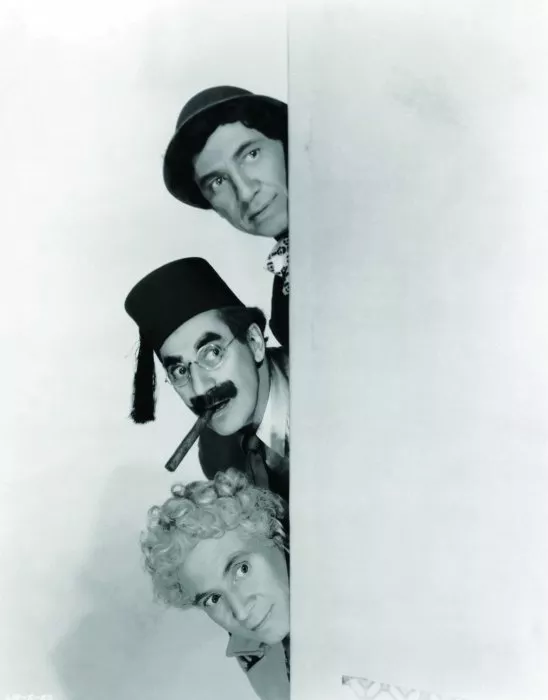 Groucho Marx (Kornblow), Chico Marx (Corbaccio), Harpo Marx (Rusty) zdroj: imdb.com