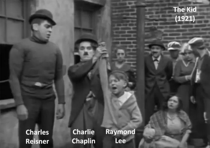Charles Chaplin (A Tramp), Jackie Coogan (The Child), Raymond Lee (His Kid Brother), Charles Reisner zdroj: imdb.com