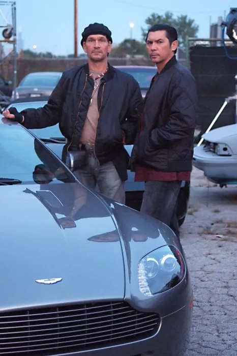 Patrick Swayze (Charles Barker), Lou Diamond Phillips (Capone) zdroj: imdb.com