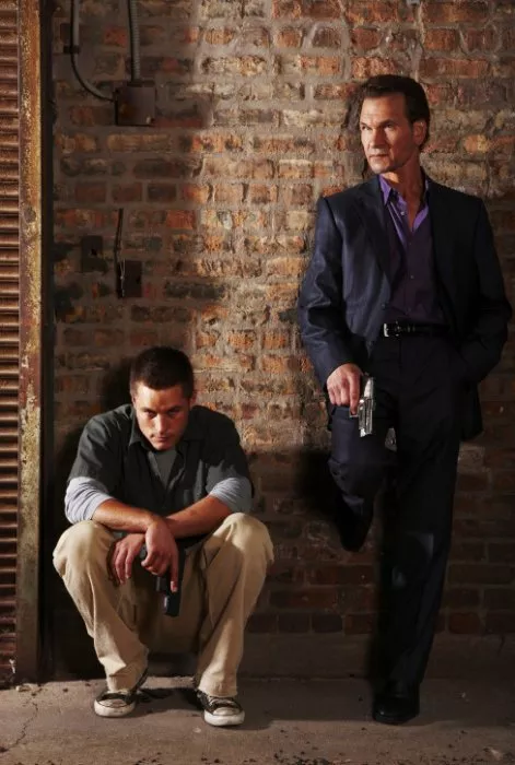 Patrick Swayze (Charles Barker), Travis Fimmel (Ellis Dove) zdroj: imdb.com