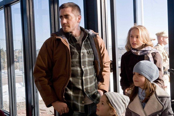 Jake Gyllenhaal (Tommy Cahill), Natalie Portman (Grace Cahill), Taylor Geare (Maggie Cahill), Bailee Madison (Isabelle Cahill)