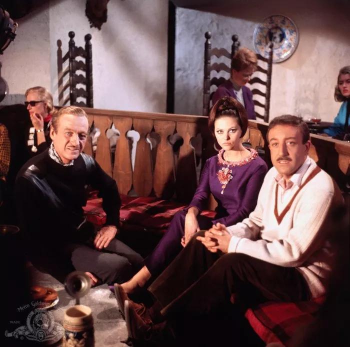David Niven (Sir Charles Lytton), Peter Sellers (Insp. Jacques Clouseau), Claudia Cardinale (The Princess) zdroj: imdb.com