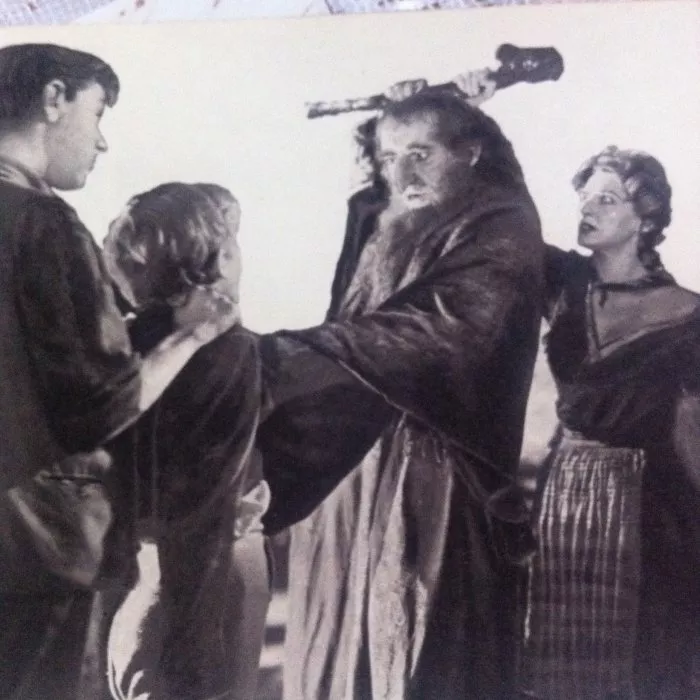 Alec Guinness (Fagin), John Howard Davies (Oliver Twist), Anthony Newley (Artful Dodger), Kay Walsh (Nancy) zdroj: imdb.com