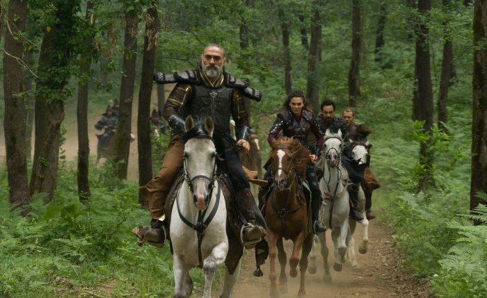 Selim Bayraktar (Alpagu Han), Burak Tozkoparan (Temur Tegin), Edip Tepeli (Batuga), Ebru Sahin (Akkiz) zdroj: imdb.com