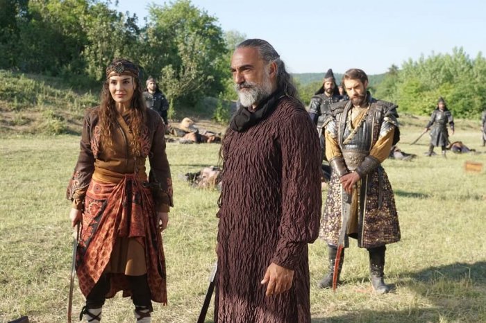 Burak Berkay Akgül (Kaya Tegin), Selim Bayraktar (Alpagu Han), Ebru Sahin (Akkiz) zdroj: imdb.com