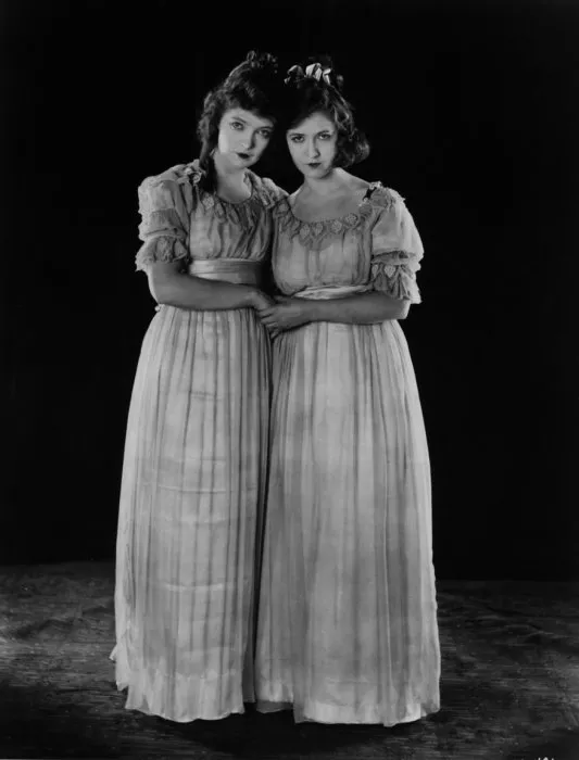 Lillian Gish (Henriette Girard), Dorothy Gish (Louise Girard) zdroj: imdb.com