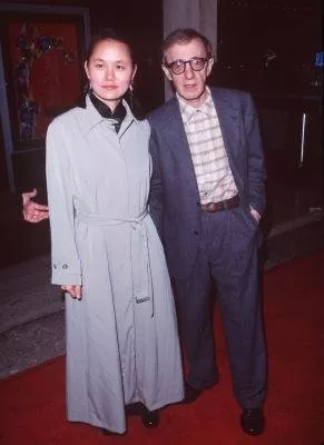 Woody Allen (Harry Block), Soon-Yi Previn zdroj: imdb.com 
promo k filmu