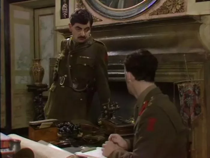 Rowan Atkinson (Captain Edmund Blackadder), Tim McInnerny (Captain Kevin Darling) zdroj: imdb.com