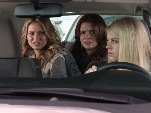 Katie Stevens (Karma Ashcroft), Bailey De Young (Lauren), Rita Volk (Amy Raudenfeld) zdroj: imdb.com