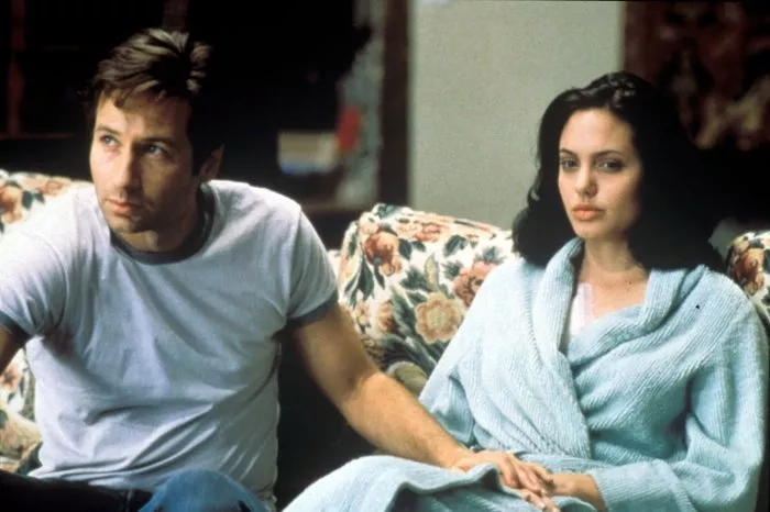 David Duchovny (Dr. Eugene Sands), Angelina Jolie (Claire) zdroj: imdb.com