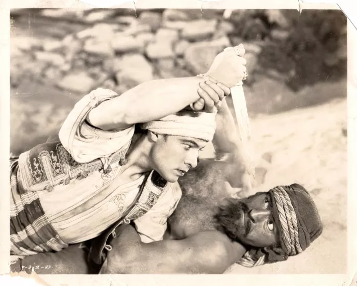 William Donovan (S’rir), Rudolph Valentino (Ahmed) zdroj: imdb.com