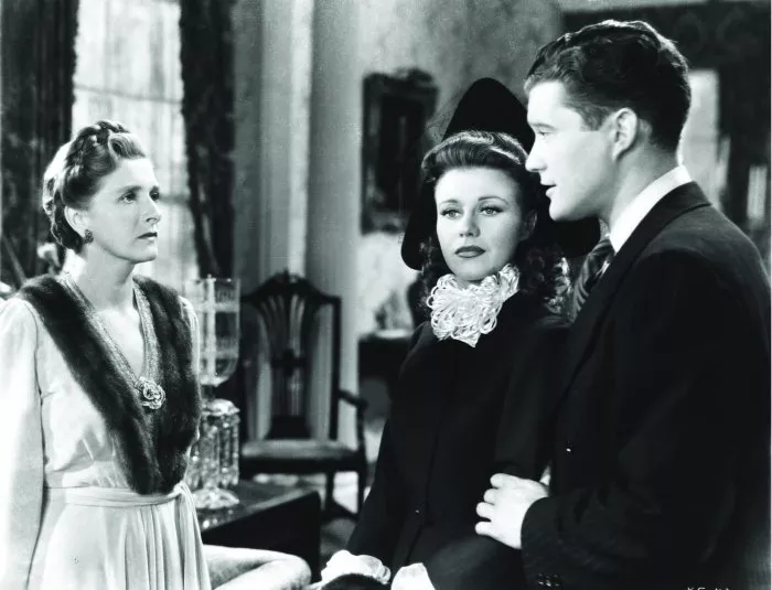 Ginger Rogers (Kitty Foyle), Gladys Cooper (Mrs. Strafford), Dennis Morgan (Wyn Strafford) zdroj: imdb.com