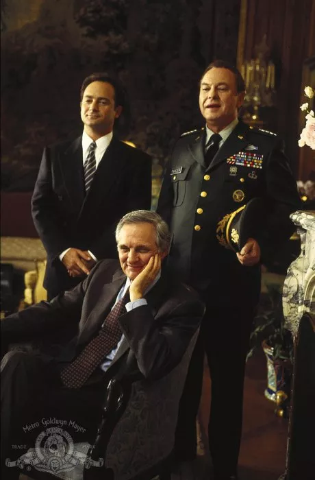 Alan Alda (President of the United States), Kevin Pollak (Stu Smiley), Rip Torn (General Dick Panzer) zdroj: imdb.com
