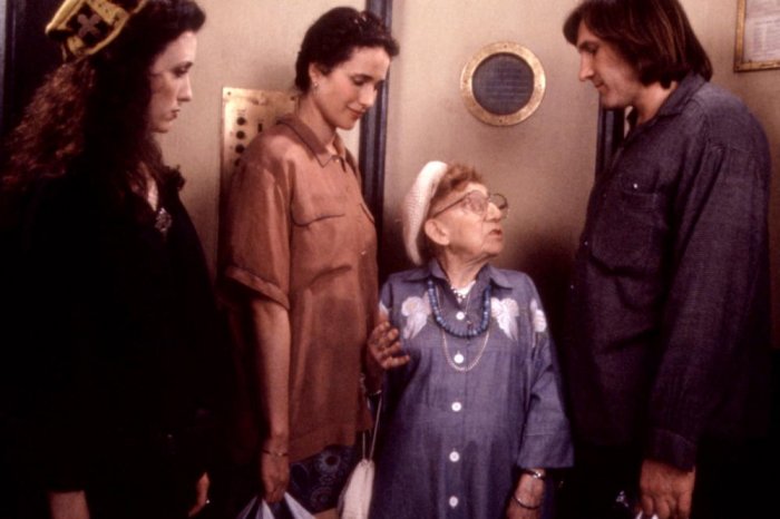 Gérard Depardieu (Georges), Andie MacDowell (Brontë), Bebe Neuwirth (Lauren), Jessie Keosian (Mrs. Bird) zdroj: imdb.com
