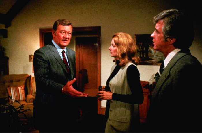 John Wayne (Lon McQ), Clu Gulager (Franklin Toms aka Frank), Diana Muldaur (Lois Boyle) zdroj: imdb.com