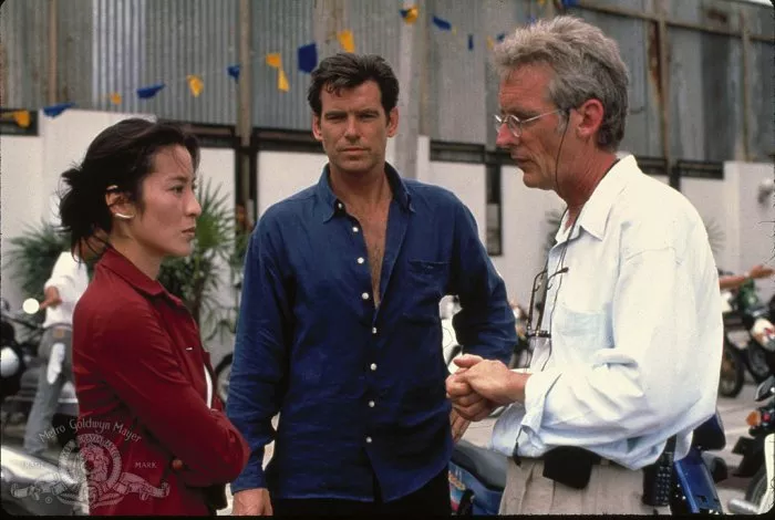 Pierce Brosnan (James Bond), Michelle Yeoh (Wai Lin), Roger Spottiswoode zdroj: imdb.com