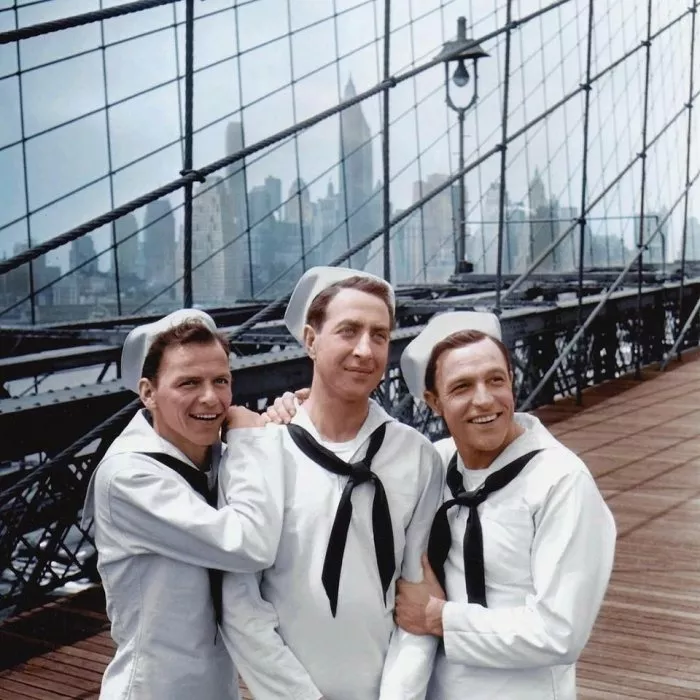 Gene Kelly (Gabey), Frank Sinatra (Chip), Jules Munshin (Ozzie) zdroj: imdb.com