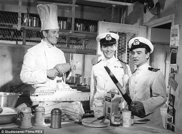Kenneth Connor (Doctor Arthur Binn), Lance Percival (Wilfred Haines, Ship’s Cook), Kenneth Williams (First Officer Leonard Marjoribanks) zdroj: imdb.com