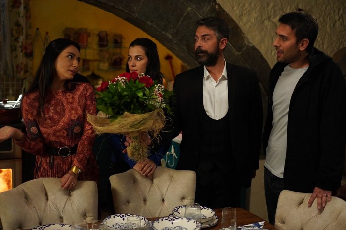 Sinan Tuzcu (Mustafa Kaleli), Ulas Tuna Astepe, Öykü Gürman (Asiye Kaleli), Irem Helvacioglu zdroj: imdb.com