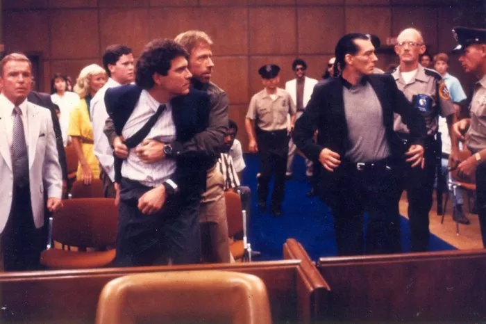 Richard Jaeckel (John Page - DEA Agent), Chuck Norris (Col. Scott McCoy), Billy Drago (Ramon Cota), Paul Perri (Maj. Bobby Chavez) zdroj: imdb.com