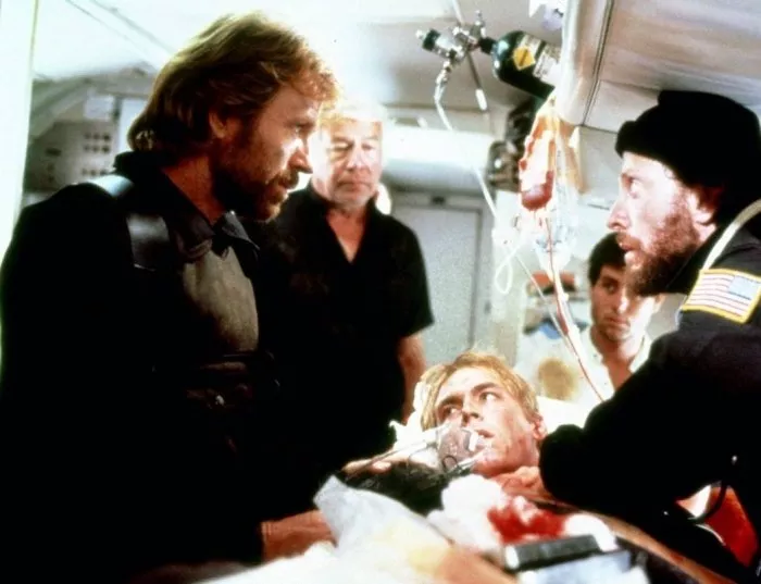 George Kennedy (Father O’Malley), Chuck Norris (Scott), William Wallace (Pete Peterson) zdroj: imdb.com