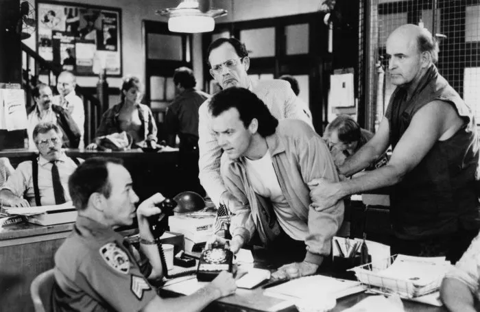Michael Keaton (Billy Caufield), Christopher Lloyd (Henry Sikorsky), Peter Boyle (Jack McDermott), Brad Sullivan (Sgt. Vincente) zdroj: imdb.com