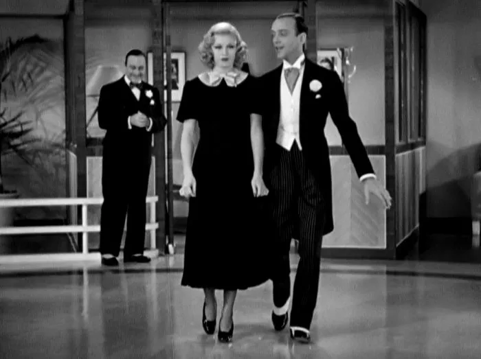 Fred Astaire (Lucky Garnett), Ginger Rogers (Penny Carroll), Eric Blore (Gordon) zdroj: imdb.com