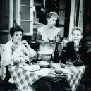 Taina Elg (Angèle Ducros), Mitzi Gaynor (Joanne ’Joy’ Henderson), Kay Kendall (Lady Sybil Wren)