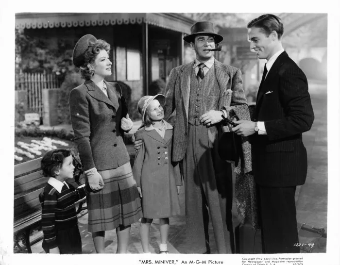 Greer Garson (Mrs. Miniver), Richard Ney (Vin Miniver), Walter Pidgeon (Clem Miniver) zdroj: imdb.com