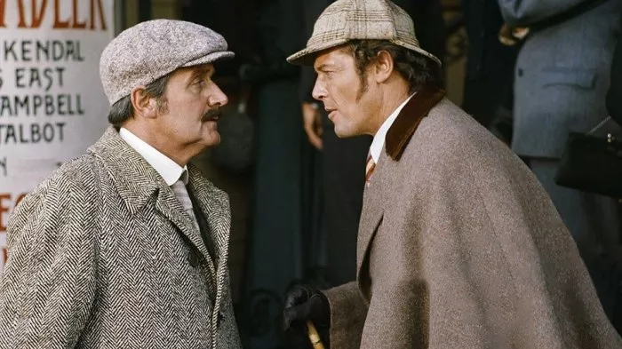 Roger Moore (Sherlock Holmes), Patrick Macnee (Dr. Watson) zdroj: imdb.com
